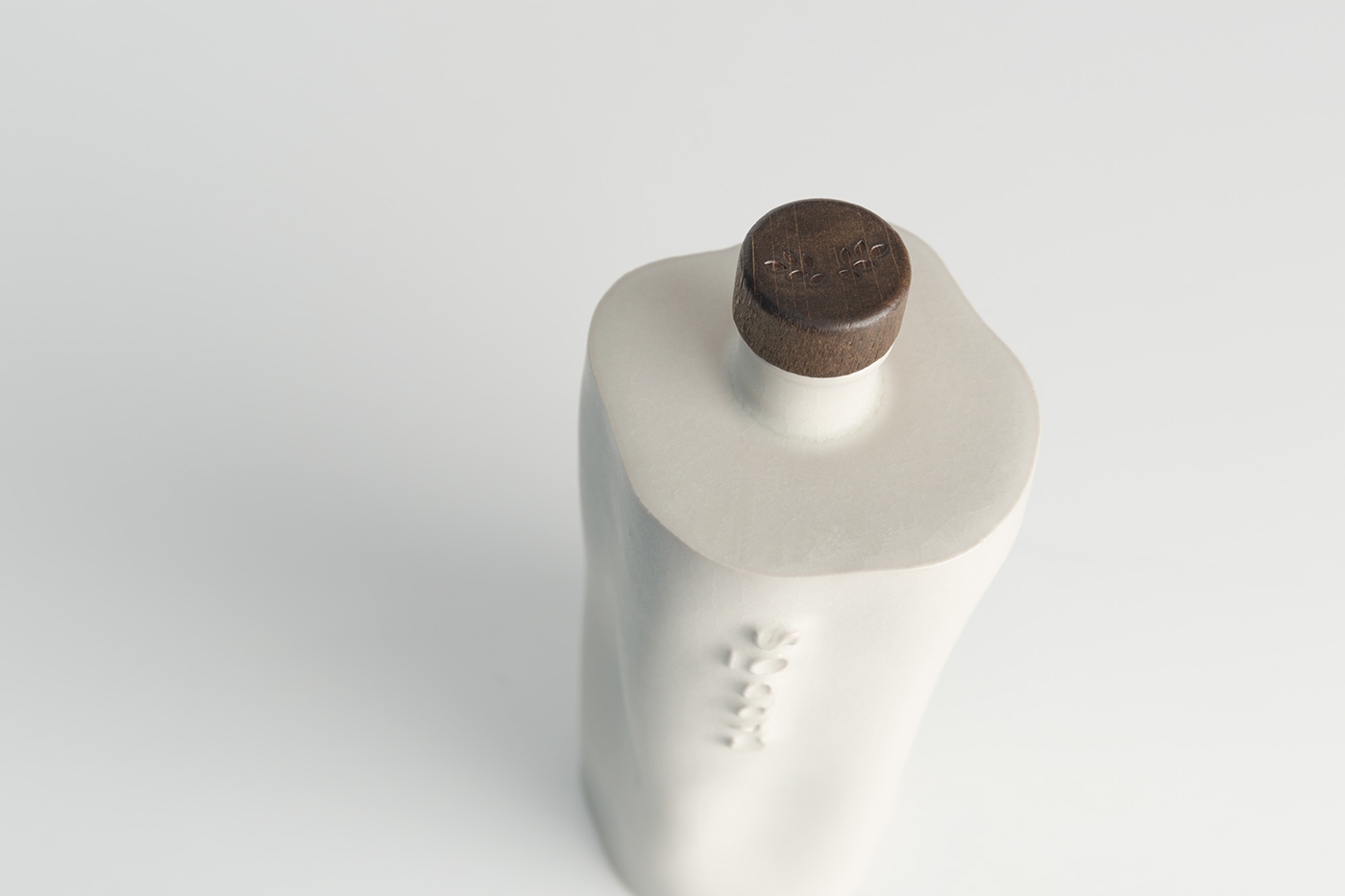 橄欖樹樹干創(chuàng)意食品瓶型包裝設(shè)計